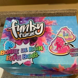 Box of 12. Funky Fizz bath bomb kits. Great for kids party
